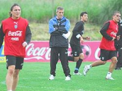 Tabárez definió el equipo para enfrentar a Chile