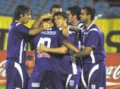 Defensor ganó y sigue en la punta del Apertura