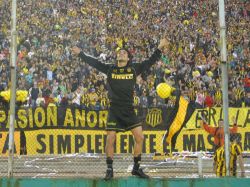 Peñarol goleó a Nacional que terminó con tres expulsados