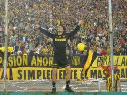 Peñarol ganó y quedó en carrera