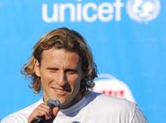 Forlán corrió rodeado de niños para promover a Unicef