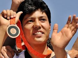 Primer medallista olímpico afgano fue recibido como un héroe en Kabul