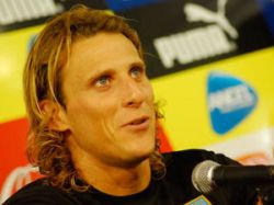 Forlán deslumbra en España y es la figura de la liga