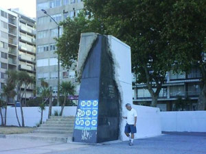 Oyente molesto por una nueva pegatina sobre un monumento recuperado