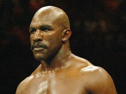 Holyfield regresa al boxeo a los 46 con críticas de Foreman