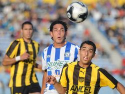 Peñarol alcanzó a Defensor