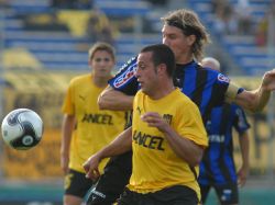 Peñarol se aleja de la punta