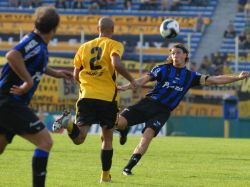 Peñarol se aleja de la punta