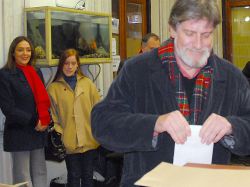 Hierro llamó a "todos" a votar