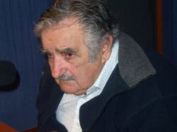 Mujica califica a los Kirchner de patoteros y a Menem de ladrón