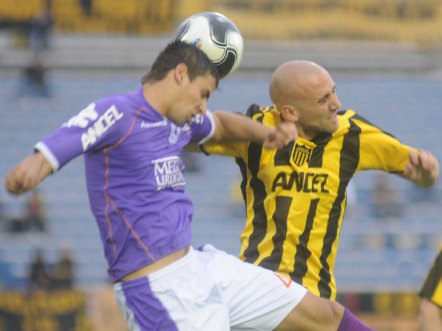 Escuche los goles de Peñarol y Defensor