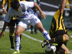 Nacional goleó a Peñarol y acaricia el título del torneo