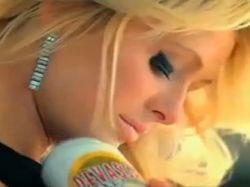 Polémica por comercial de cerveza con Paris Hilton