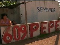 Españoles recorren barrio y chacra de Mujica y Topolansky