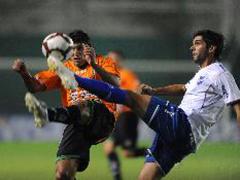 Nacional se quedó con la punta y el invicto de Banfield