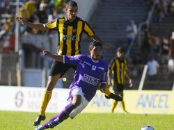 Peñarol le ganó a Defensor y se puso al frente en la Anual