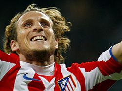 Forlán da victoria a Atlético