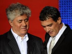 Antonio Banderas vuelve a ser un chico Almodóvar