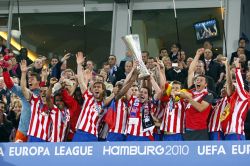 Forlán recibió el trofeo al mejor jugador de la final