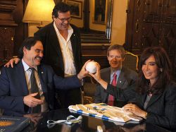 Kirchner regala a Oliver Stone una camiseta argentina