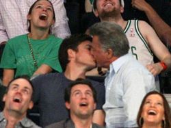 Dustin Hoffman besa con pasión a otro hombre