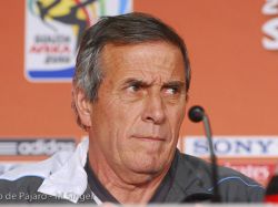 Tabárez: "Juegan a ser corresponsales de guerra"