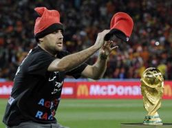 Intruso casi le coloca un gorrito a la Copa del Mundo