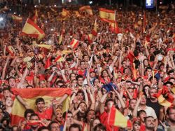 Marea roja recibió en Madrid a los campeones del Mundo