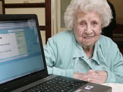 Murió con 104 años en Inglaterra la decana de Twitter