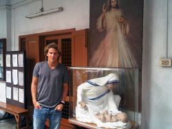 Forlán visitó la casa de la Madre Teresa de Calcuta