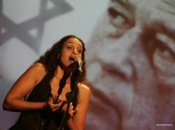 La israelí Noa canta en Montevideo por la paz