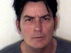 Charlie Sheen se declara culpable de agredir a su esposa