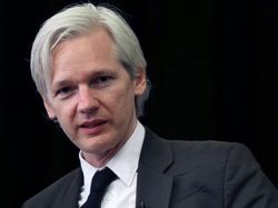 Acusado de violación, Assange denuncia una "maquinación"