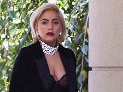 Lady Gaga sorprende en un estilo Hilary Clinton