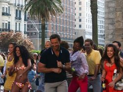 Hugh Jackman dio un toque de alegría en Plaza Independencia