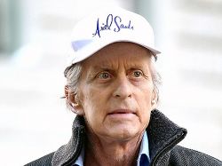 Michael Douglas está bien, afirma su representante