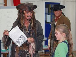 Johnny Depp fue a una escuela vestido como Jack Sparrow