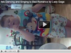 Niño que canta tema de Lady Gaga hace furor en YouTube