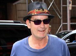 Actor Charlie Sheen se divorcia de su tercera esposa