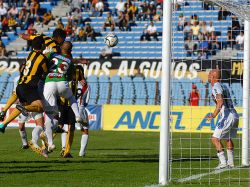 Peñarol no pudo ganar y Defensor es el único líder