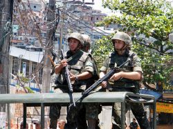 Rio: Policía continúa buscando narcos en favelas ocupadas