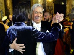 Vargas Llosa seduce en banquete de los Nobel