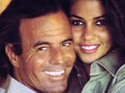 Ex novia acusa a Julio Iglesias de llevar una vida promiscua