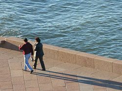 Presentan cargador de baterías que se recarga caminando