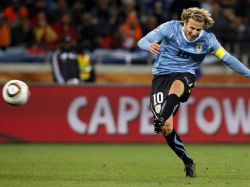 Forlán entre los 50 futbolistas mejores pagos del mundo