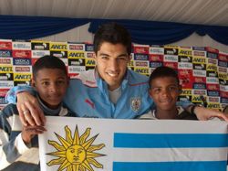 Suárez en documental solidario sobre Sudáfrica