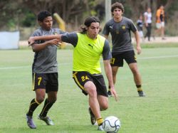 Peñarol prepara en Buenos Aires su debut copero