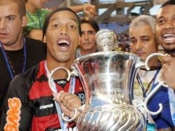 Ronaldinho devuelve con títulos los millones que valió