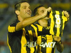 Peñarol logró triunfo agónico; Defensor lidera con 12 puntos