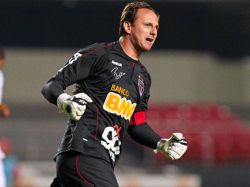 El arquero brasileño Rogerio Ceni marcó su gol número 100